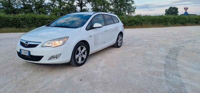 Bianco Usata 2012 Opel Astra Station wagon | 2100 € (Ottimo prezzo) - Immagine 1/4
