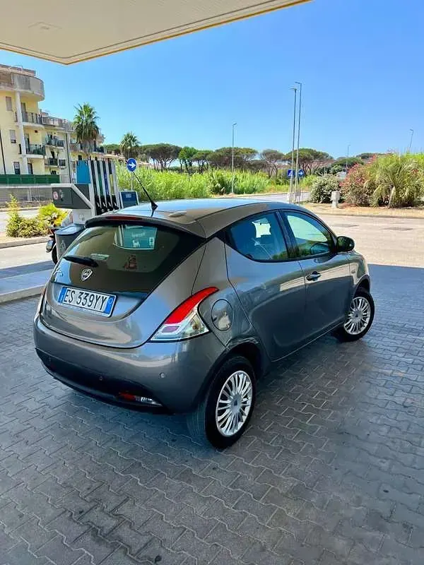 Usata Lancia Ypsilon Silver 86 CV (63 kW) 2013 Grigio Utilitaria
