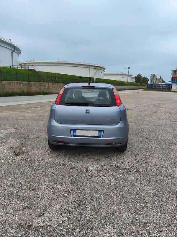Usata Fiat Grande Punto 77 CV (56 kW) 2005 Blu Utilitaria