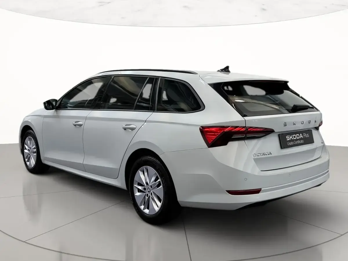 Usata Skoda Octavia Executive 150 CV (110 kW) 2023 Bianco luna metallizzato Station wagon