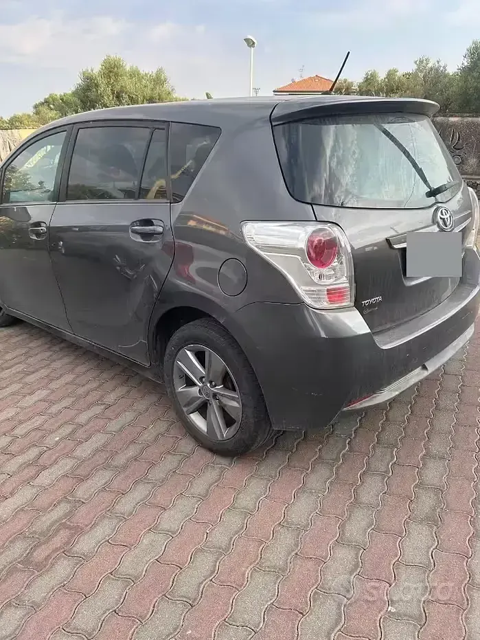 Usata Toyota Verso 111 CV (81 kW) 2014 Grigio Monovolume