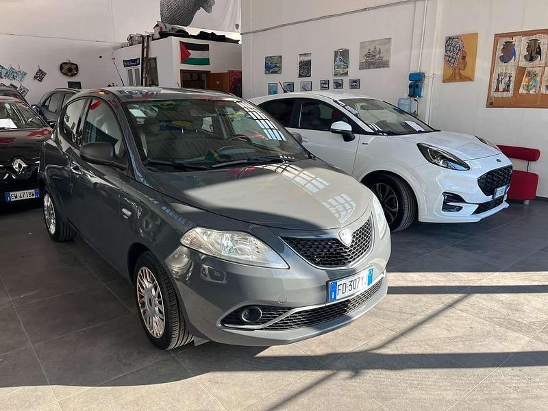 Usata Lancia Ypsilon Silver 69 CV (50 kW) 2016 Grigio Utilitaria