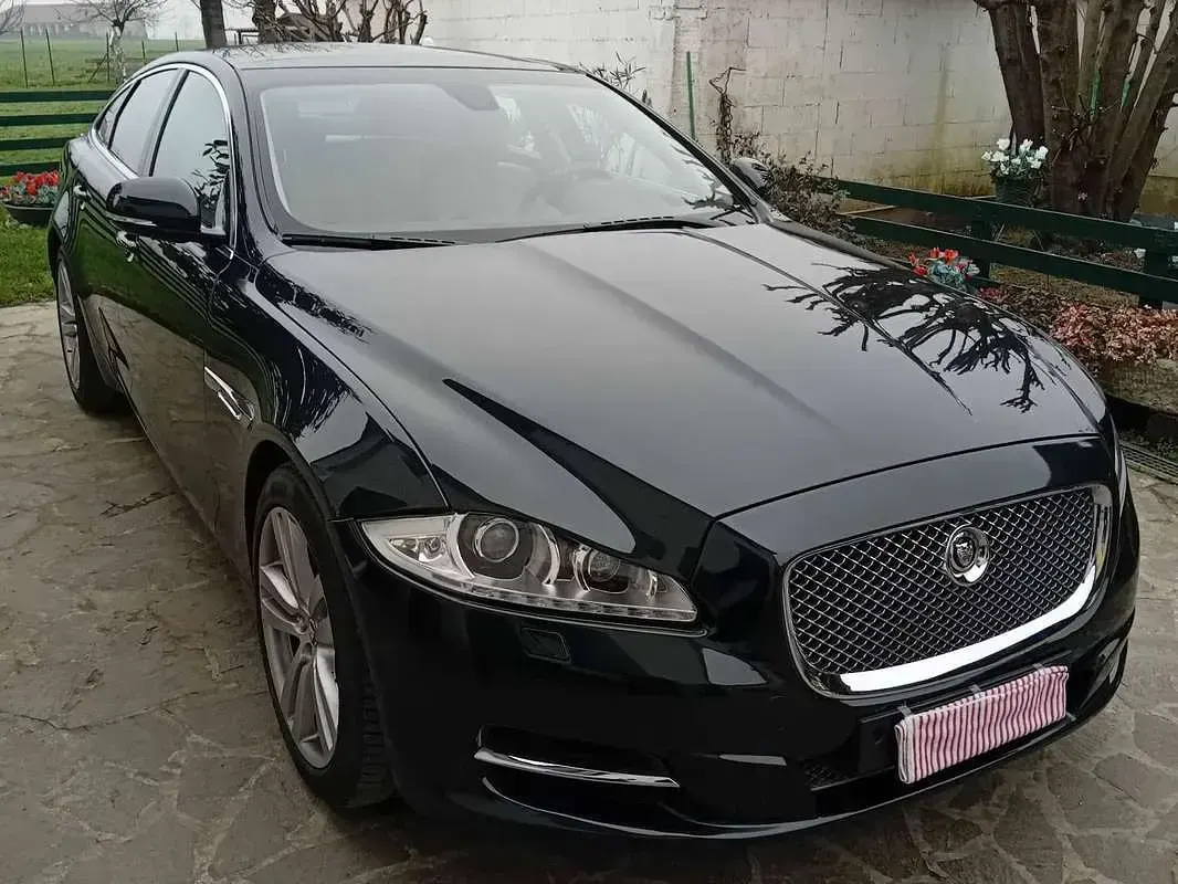 Usata Jaguar XJ Premium Luxury 275 CV (202 kW) 2011 Verde Berlina