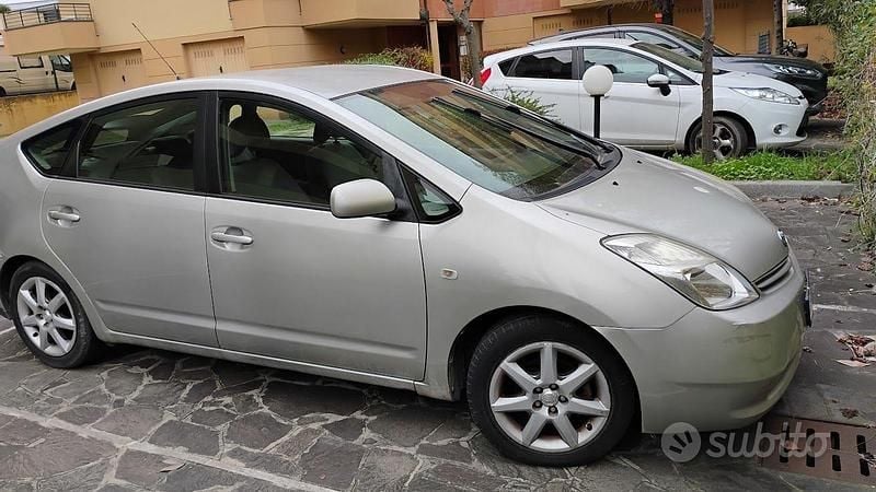 Usata Toyota Prius 113 CV (83 kW) 2004 Grigio Utilitaria