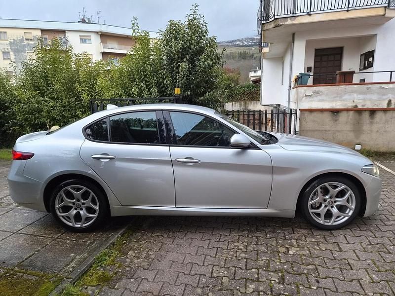 Usata Alfa Romeo Giulia Executive 160 CV (117 kW) 2020 Argento Berlina