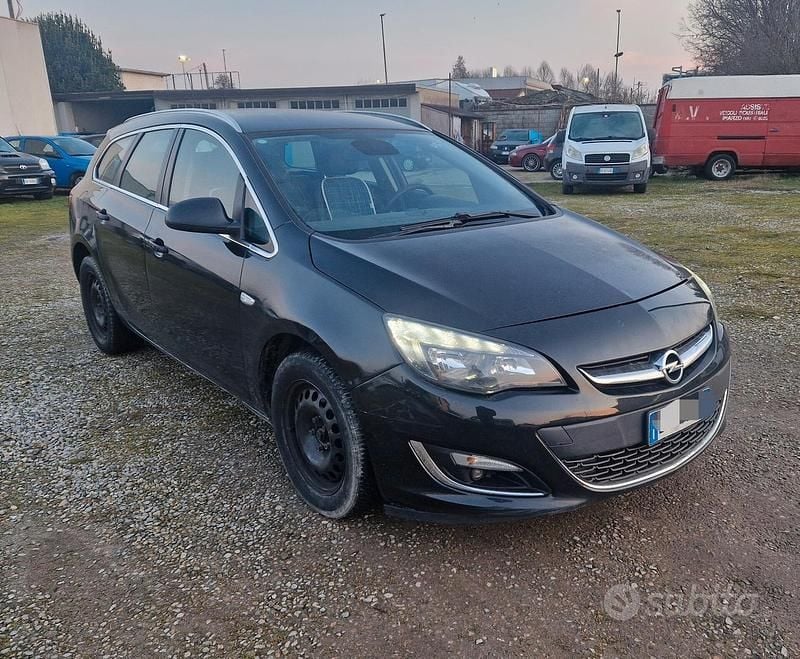Usata Opel Astra Cosmo 110 CV (80 kW) 2014 Nero Station wagon