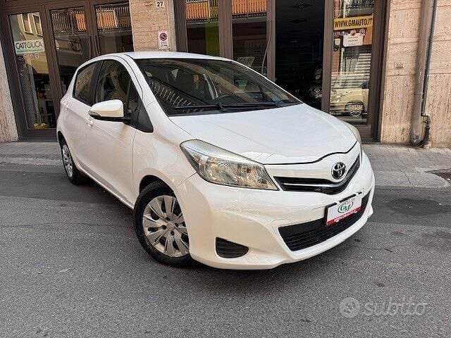 Usata Toyota Yaris Lounge 90 CV (66 kW) 2012 Bianco Berlina