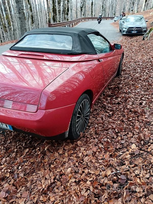 Usata Alfa Romeo Spider 122 CV (89 kW) 2001 Rosso Cabrio