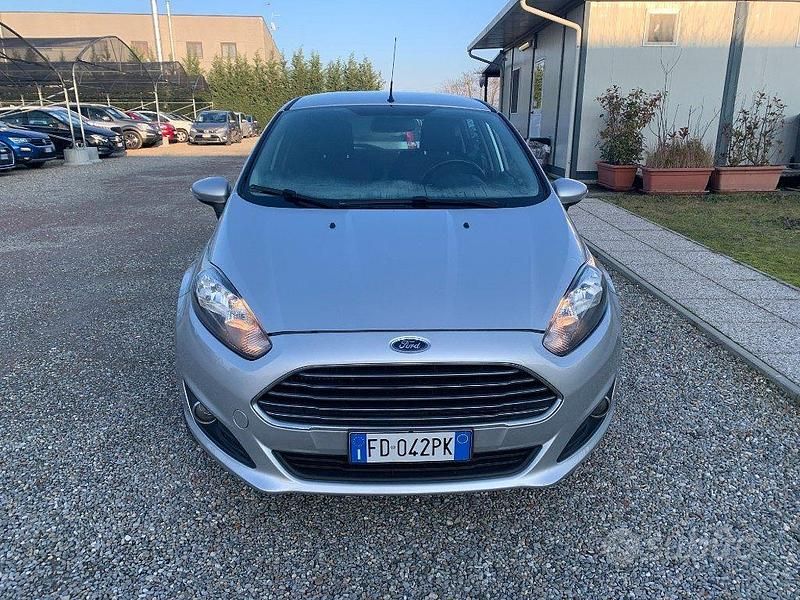 Usata Ford Fiesta 75 CV (55 kW) 2016 Grigio Berlina