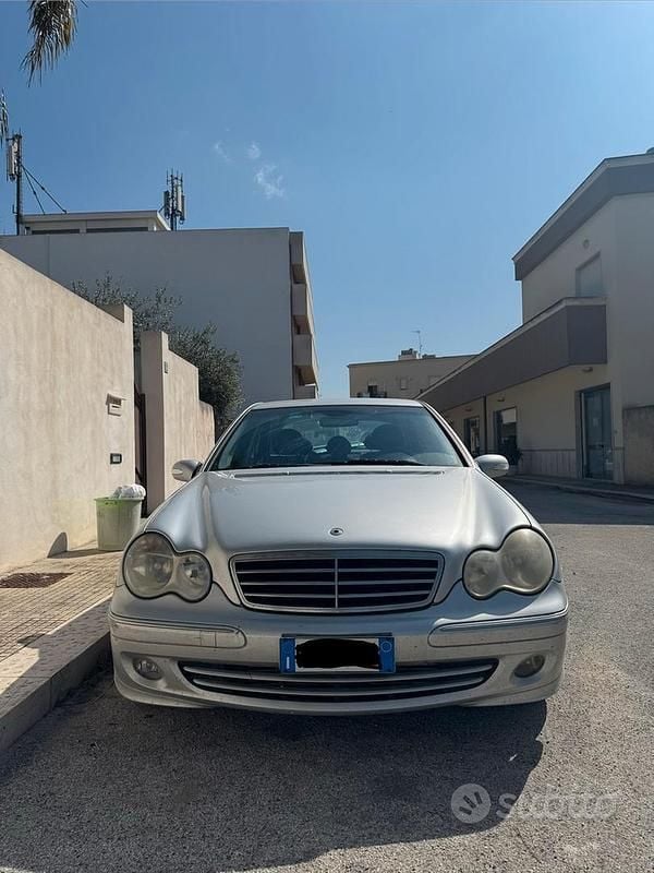 Usata Mercedes C200 122 CV (89 kW) 2004 Grigio Berlina