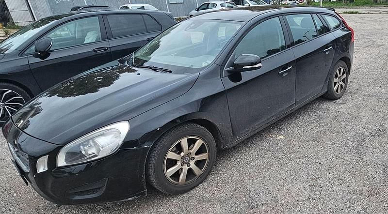 Usata Volvo V60 Kinetic 163 CV (119 kW) 2012 Nero Station wagon
