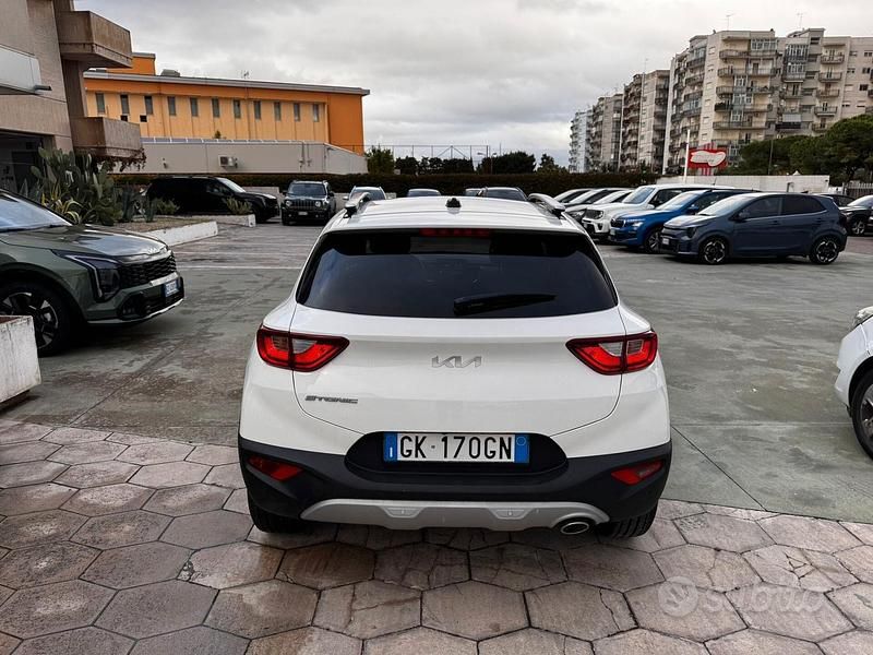 Używany Kia Stonic Style 100 KM (73 kW) 2023 Biały SUV