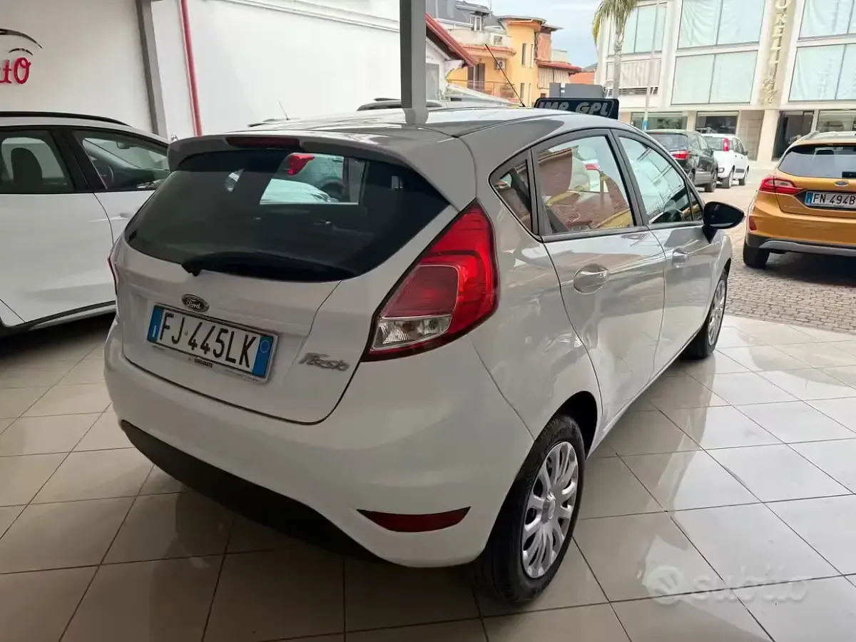 Usata Ford Fiesta 96 CV (70 kW) 2017 Bianco Utilitaria