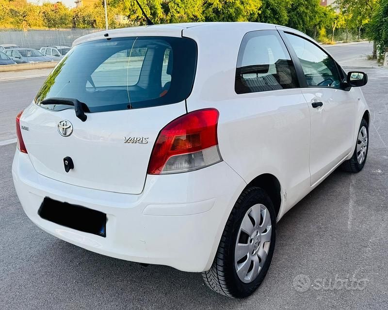 Usata Toyota Yaris 69 CV (50 kW) 2010 Bianco Utilitaria