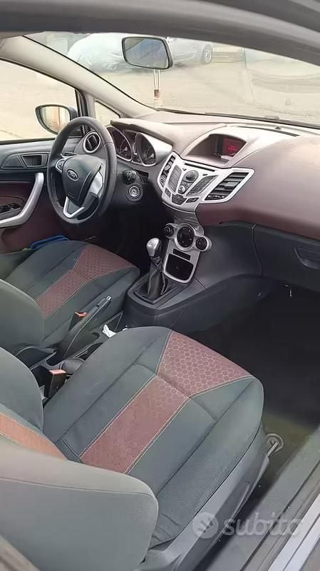 Usata Ford Fiesta 82 CV (60 kW) 2009 Grigio Utilitaria