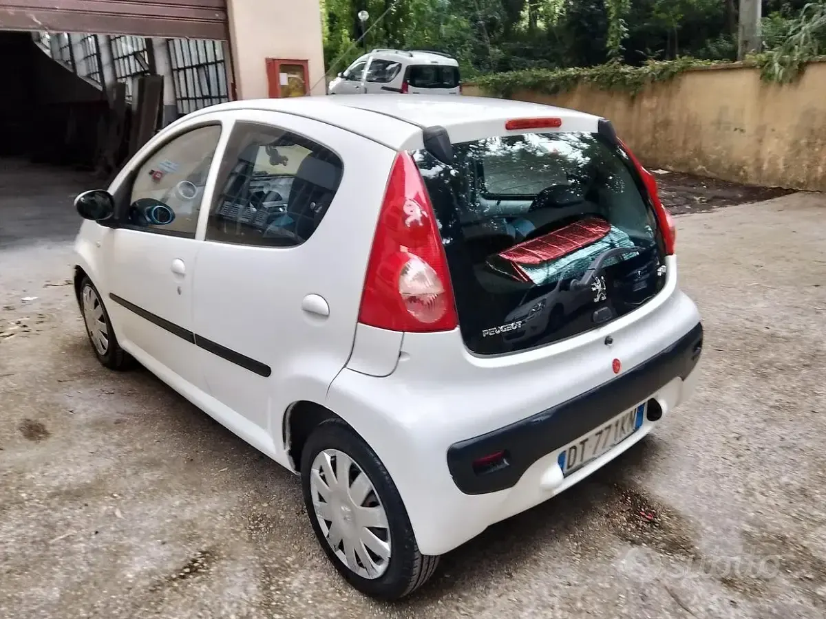 Käytetty Peugeot 107 68 HP (50 kW) 2008 Valkoinen Viistoperä