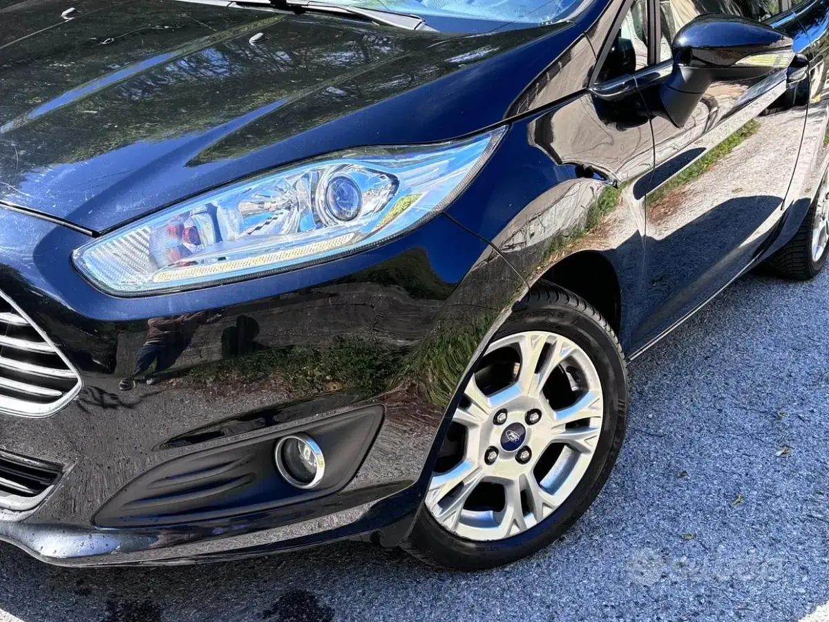 Second-hand Ford Fiesta 100 CP (73 kW) 2016 Negru Hatchback