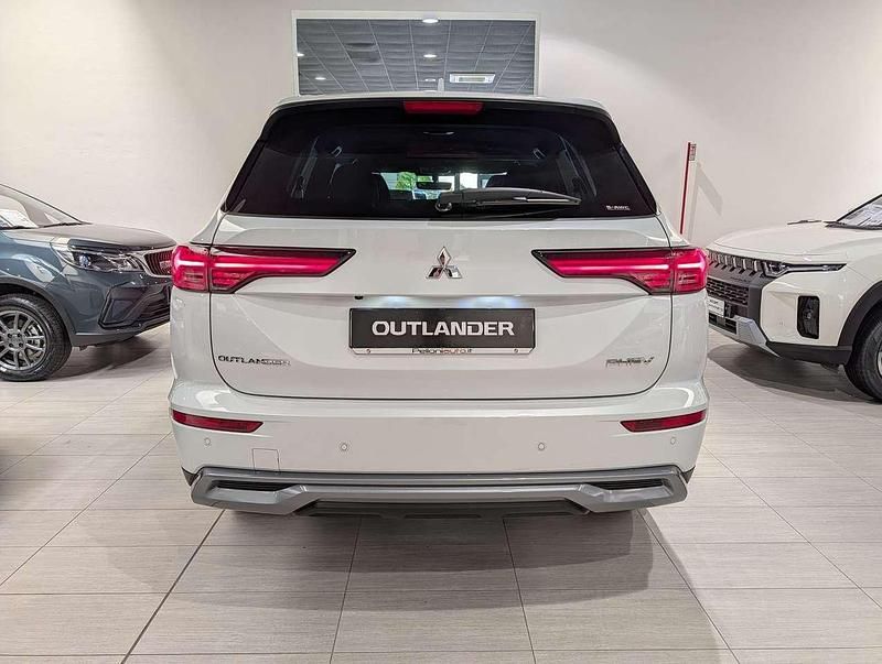Nuova Mitsubishi Outlander P-HEV Intense 306 CV (225 kW) 2026 Bianco SUV