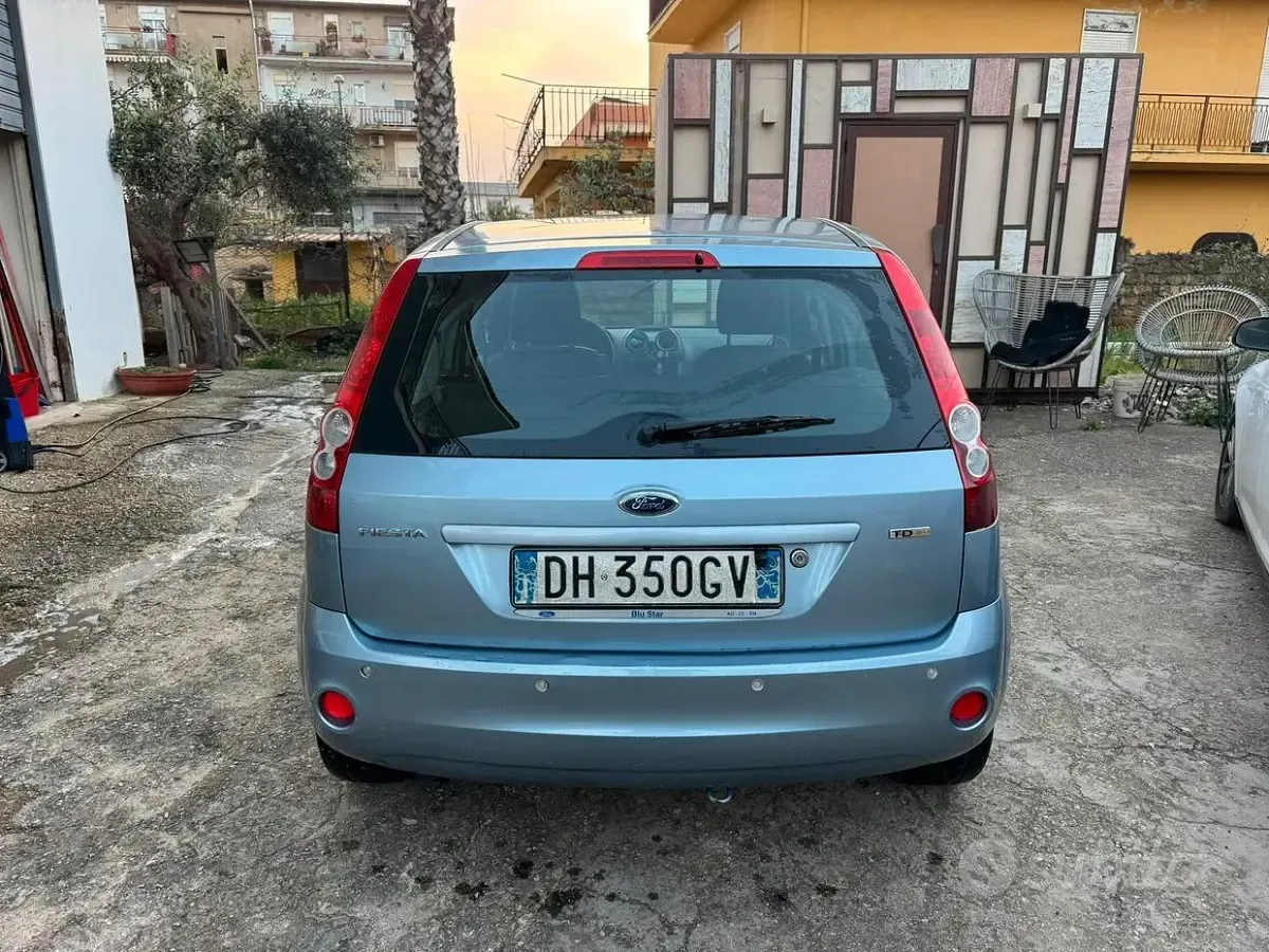 Usata Ford Fiesta Titanium 68 CV (50 kW) 2007 Bluazzurro Utilitaria