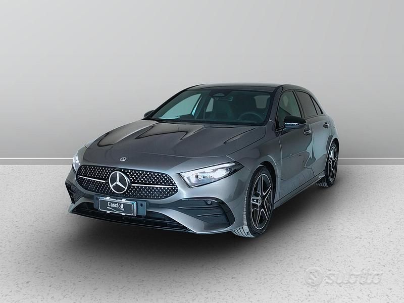 Grigio Nuova 2025 Mercedes A200 Tre volumi | 40.500 € (Molto cara) - Immagine 1/4