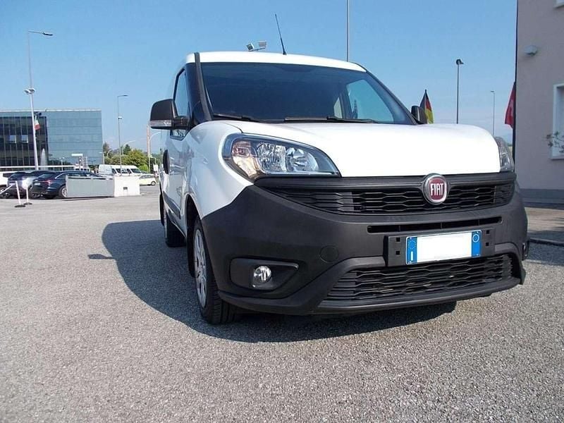 Usata Fiat Doblò Lounge 105 CV (77 kW) 2022 Bianco Monovolume
