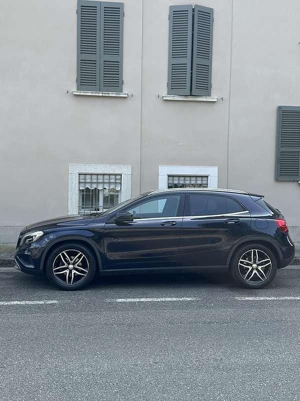 Usata Mercedes GLA200 Premium 136 CV (100 kW) 2016 Blu/azzurro SUV
