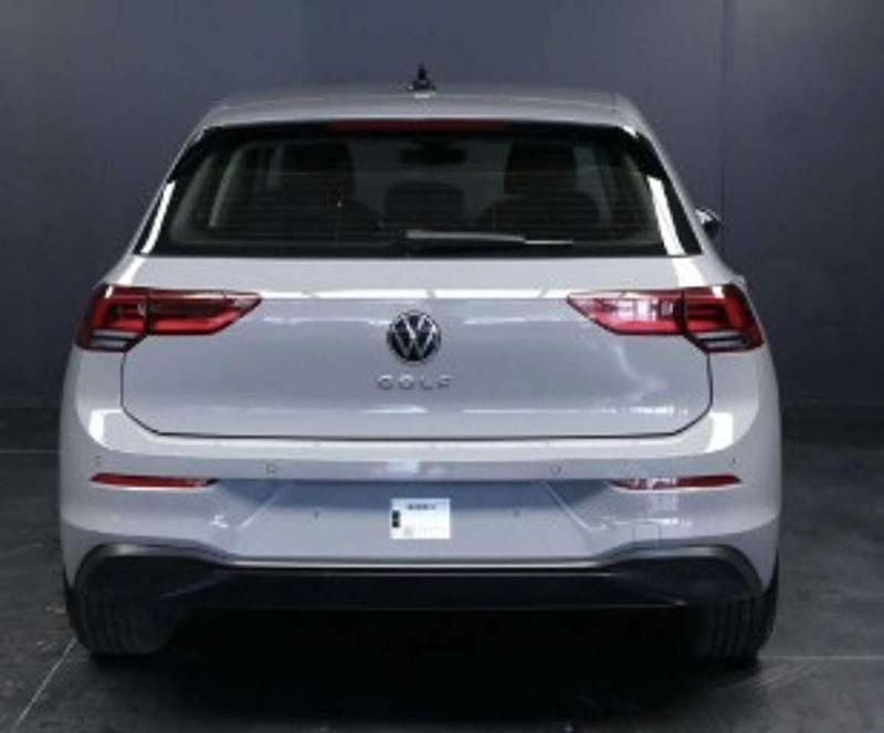 Usata VW Golf VIII Life 116 CV (85 kW) 2024 Grigio Berlina