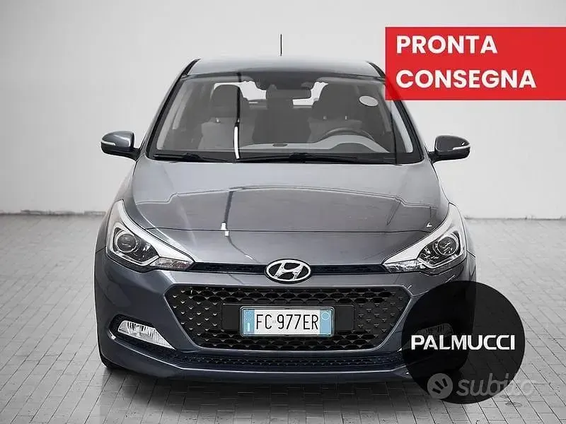 Usata Hyundai i20 Comfort 101 CV (74 kW) 2016 Grigio Utilitaria