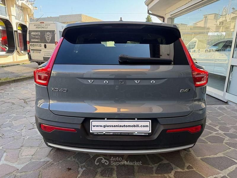 Usata Volvo XC40 Momentum 197 CV (144 kW) 2021 Thunder grey SUV