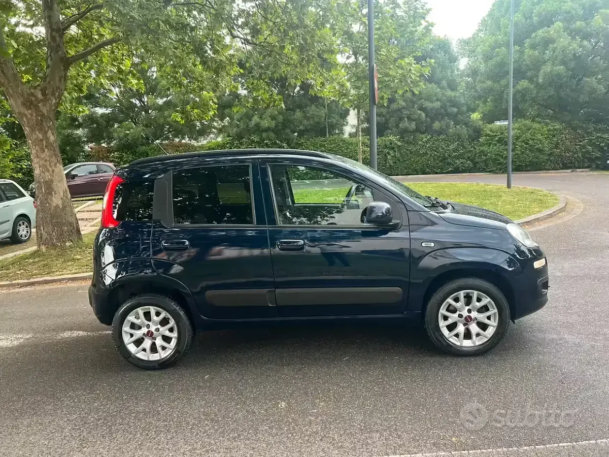 Usata Fiat Panda Lounge 85 CV (62 kW) 2017 Blu Utilitaria
