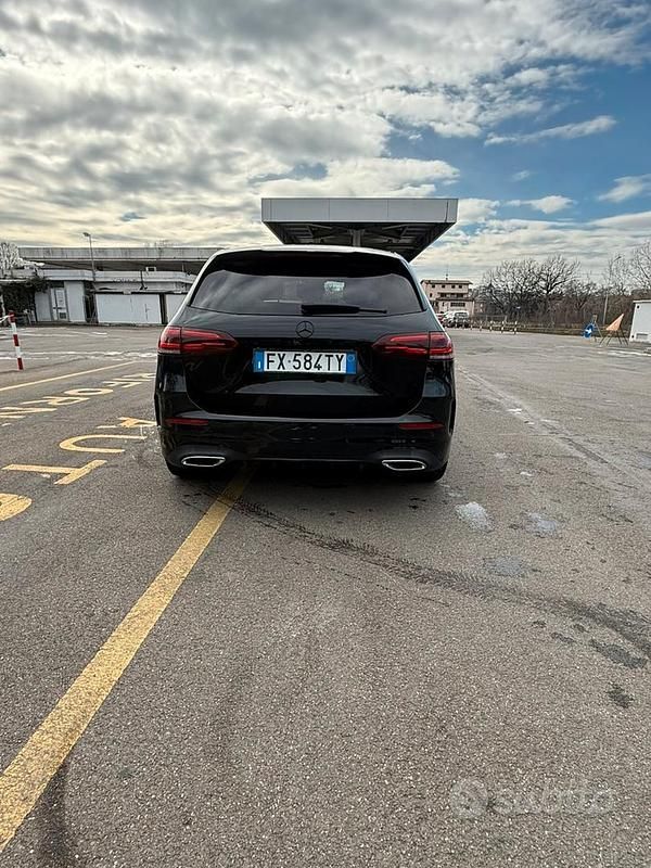 Usata Mercedes B200 163 CV (119 kW) 2019 Nero Utilitaria