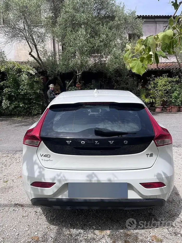 Usata Volvo V40 120 CV (88 kW) 2018 Bianco Berlina