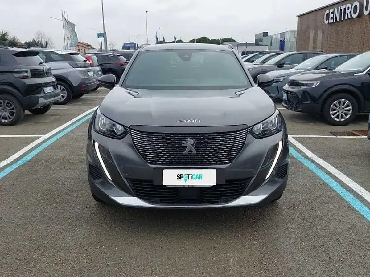 Usata Peugeot 2008 Allure 131 CV (96 kW) 2023 Grigio platinum SUV