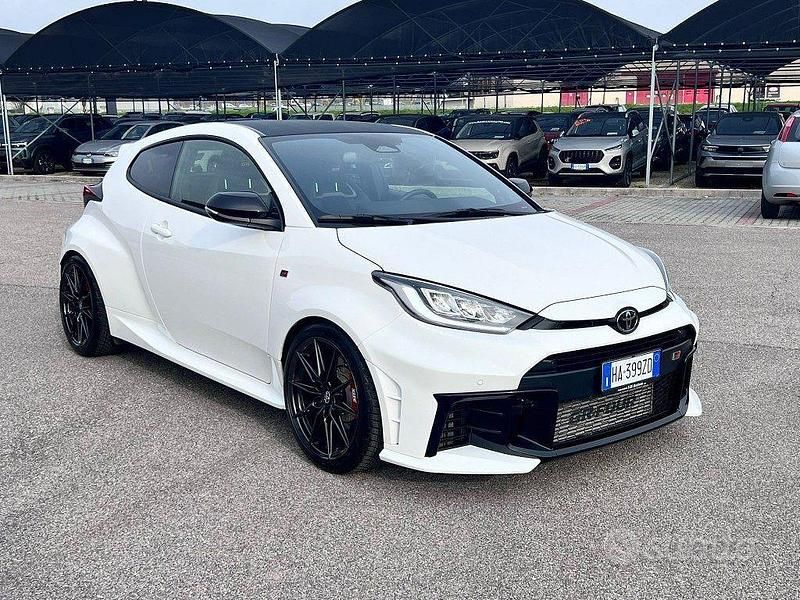 Usata Toyota Yaris 280 CV (205 kW) 2024 Bianco Utilitaria