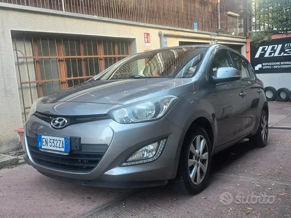 Usata Hyundai i20 Edition 75 CV (55 kW) 2012 Grigio Utilitaria