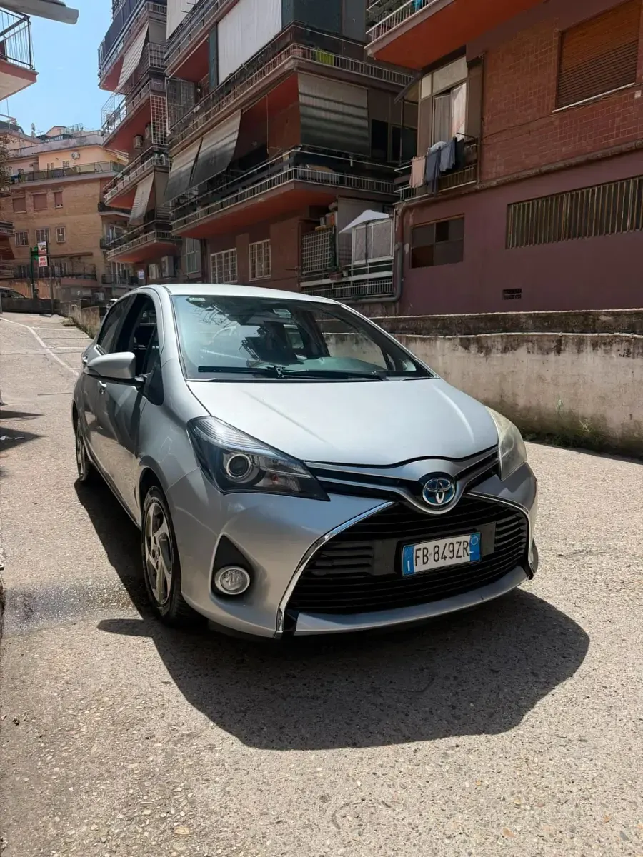 Usata Toyota Yaris Hybrid Active 73 CV (53 kW) 2016 Grigio Berlina