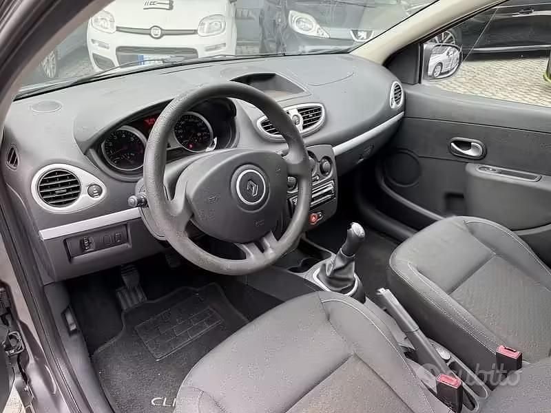 Usata Renault Clio II Dynamique 75 CV (55 kW) 2010 Grigio Berlina