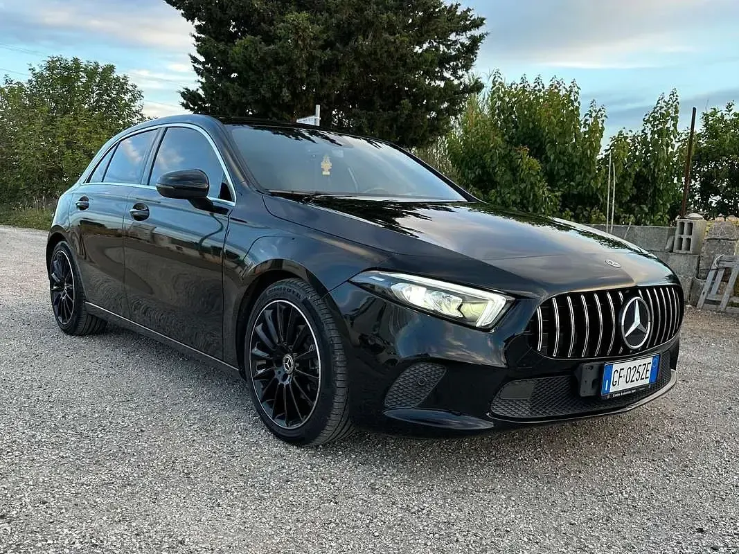 Usado Mercedes A180 116 CV (85 kW) 2020 Negro Utilitario