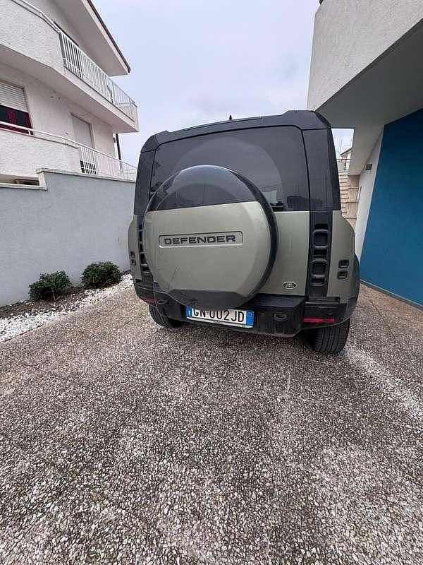 Usata Land Rover Defender SE Dynamic 200 CV (147 kW) 2023 Verde SUV