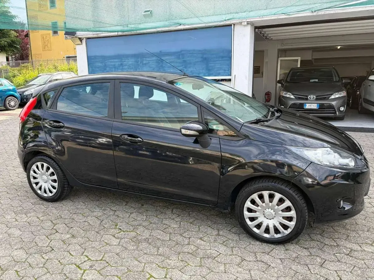 Usado Ford Fiesta Business Edition 82 HP (60 kW) 2010 Preto Sedan