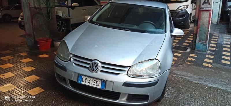 Argento Usata 2004 VW Golf IV Comfortline Tre volumi | 1500 € (Buon prezzo) - Immagine 1/4