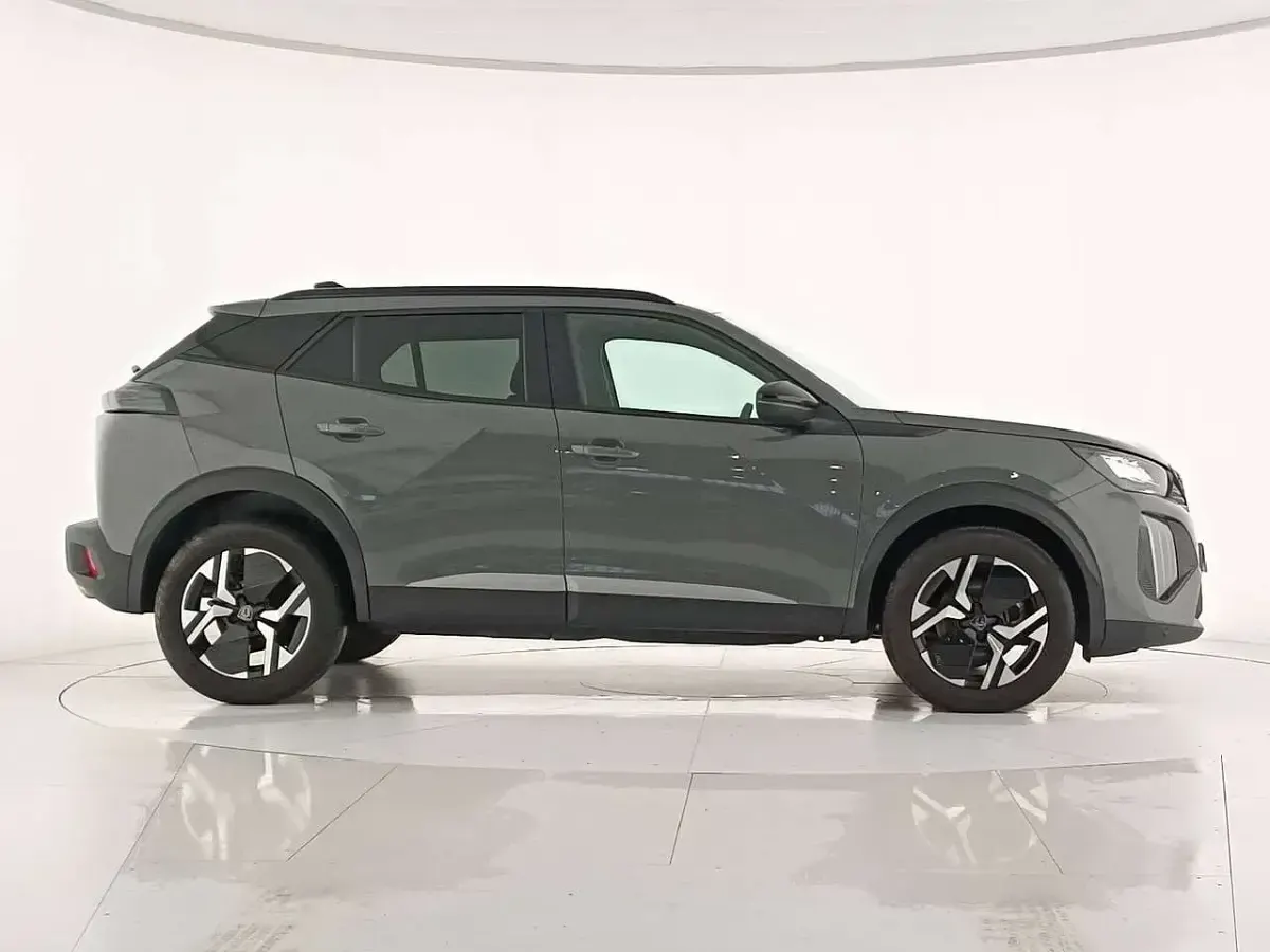 Usata Peugeot 2008 Allure 131 CV (96 kW) 2023 Grigio scuro met SUV