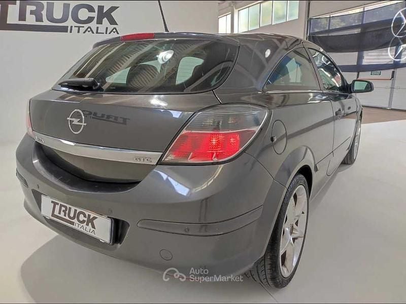 Usata Opel Astra GTC Cosmo 125 CV (91 kW) 2008 Gray Berlina