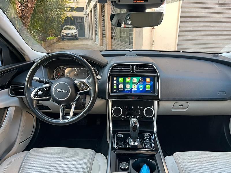 Usata Jaguar XE 180 CV (132 kW) 2019 Grigio Berlina