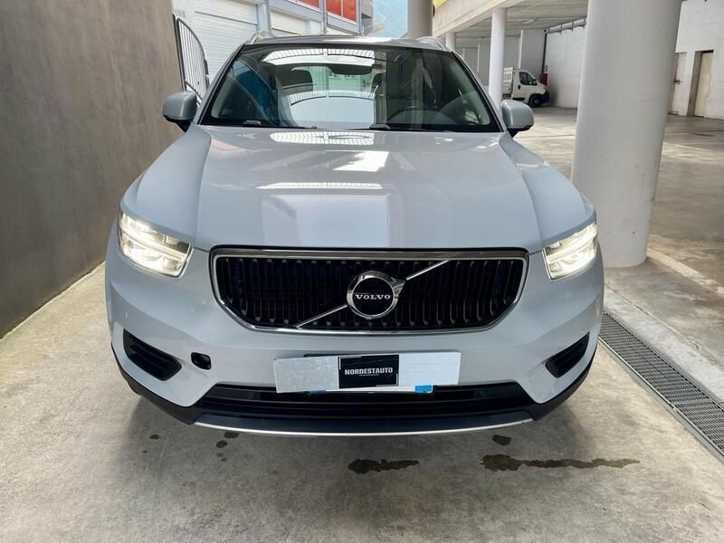 Usata Volvo XC40 Business Edition 150 CV (110 kW) 2019 729 argento ghiacciaio SUV