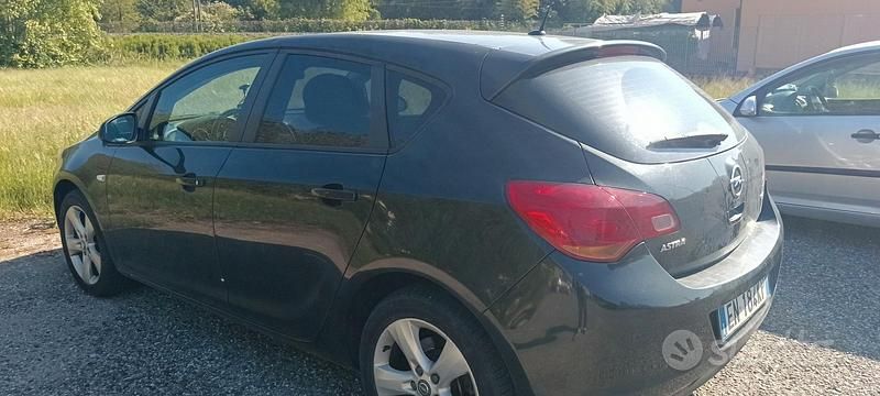 Usata Opel Astra 110 CV (80 kW) 2012 Nero Berlina