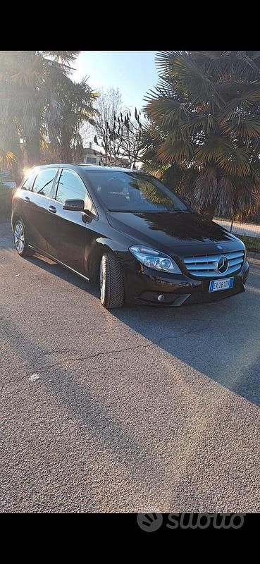 Usata Mercedes B180 108 CV (79 kW) 2014 Grigio Monovolume