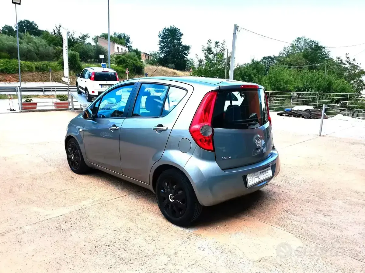 Usata Opel Agila Enjoy 68 CV (50 kW) 2012 Grigio Utilitaria
