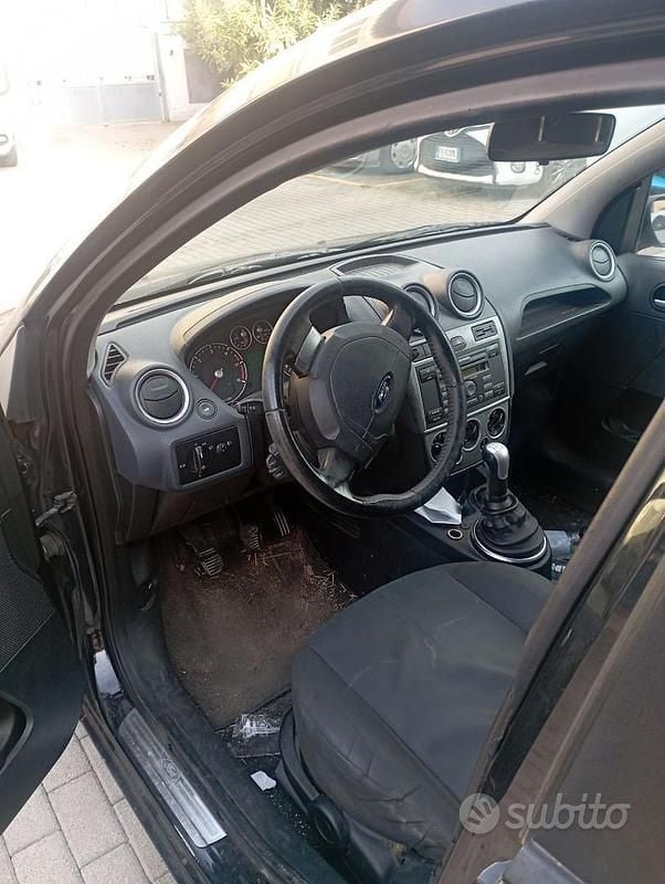 Usata Ford Fiesta 90 CV (66 kW) 2007 Nero Utilitaria