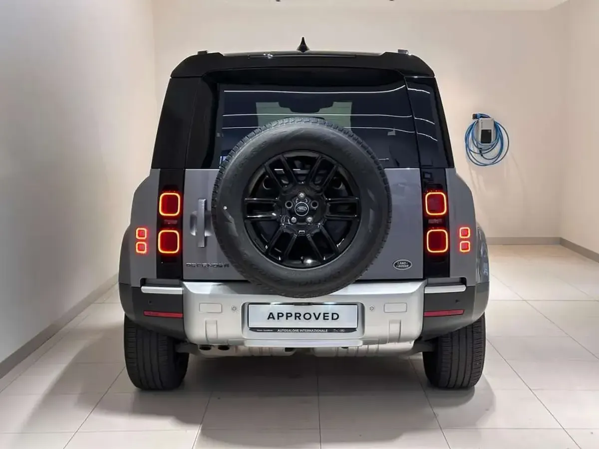 Usata Land Rover Defender SE 200 CV (147 kW) 2023 Eiger grey SUV